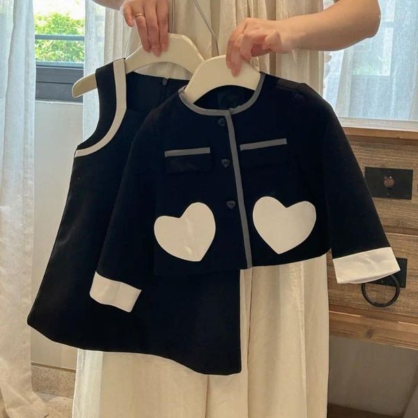 Set di abbigliamento Set per bambini 2024 Primavera Autunno Amore Cappotto patchwork Abito senza maniche Principessa Dolce Casual Semplice Abito a due pezzi per ragazze