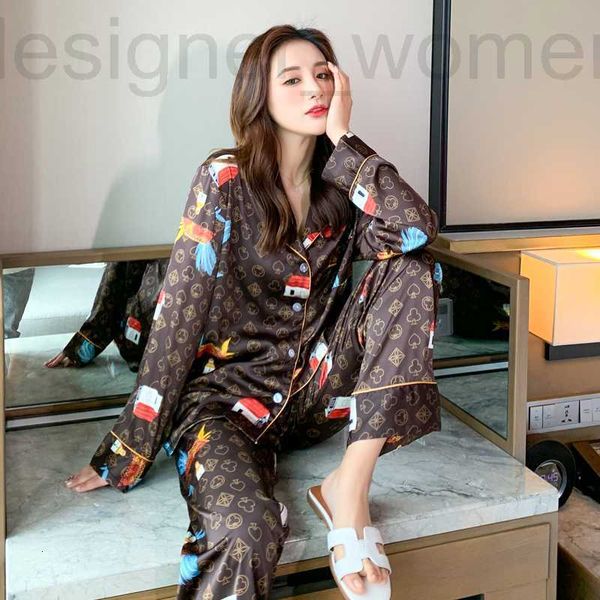 Sleep Lounge Designer Pigiama autunnale set Poker Pattern Sleepwear Colore marrone a maniche lunghe in seta come camicia da notte Abbigliamento per la casa di lusso Set da notte HKD230727