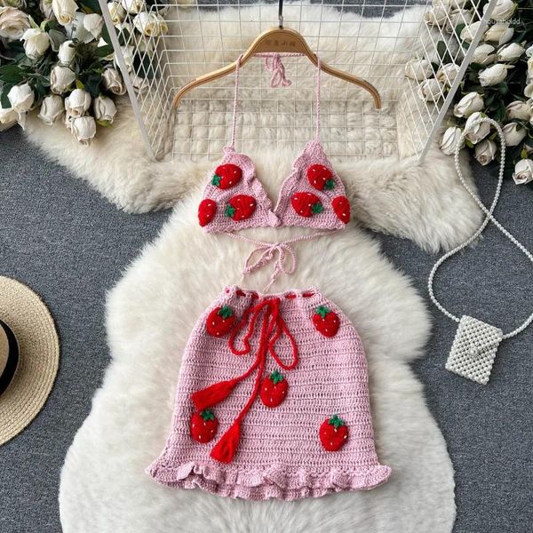 Lässige Kleider Sexy Bohemian Crochet Hollow Zweiteilige Sets Neckholder Sweet Chic Camis Tank Top mit Erdbeer-Minirock Strandurlaub