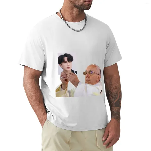 Herren-T-Shirts, Pope Holding Changbin T-Shirt, grafische T-Shirts, schwarzes Hemd, einfarbig, Anime, Herren, groß und groß