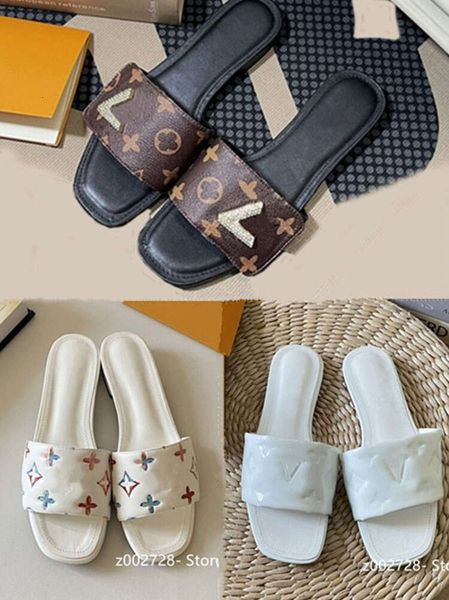 2024 sandali piatti da donna firmati francesi nuove lettere tridimensionali in pelle verniciata scarpe estive di marca da spiaggia bagno di lusso casual 4652