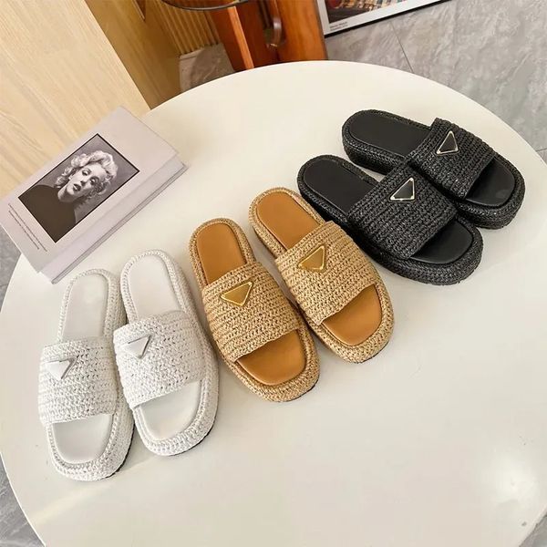 Häkeln Flachform -Objekte Designer Damen Raffia Slipper Metall Dreiecks Sommerpool 35 -mm -Plattform Sandale für Laides -Plaque gewebte Slip -on -Maultiere