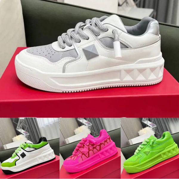 Designer de luxo One Stud Casual Esportes Masculino e Feminino Moda Couro Plataforma Elevação Lace-up Sneakers B22 Rebite Pequenos Sapatos Brancos