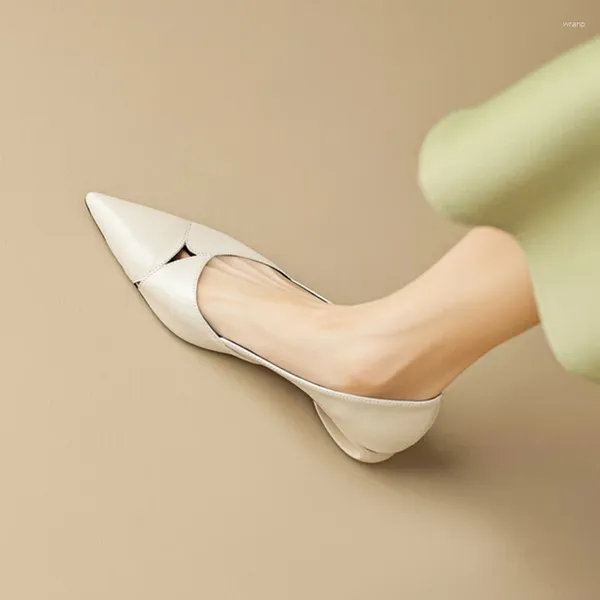 Sapatos de vestido primavera / verão mulheres bombas apontadas dedo do pé robusto split couro para senhoras elegantes bege oco
