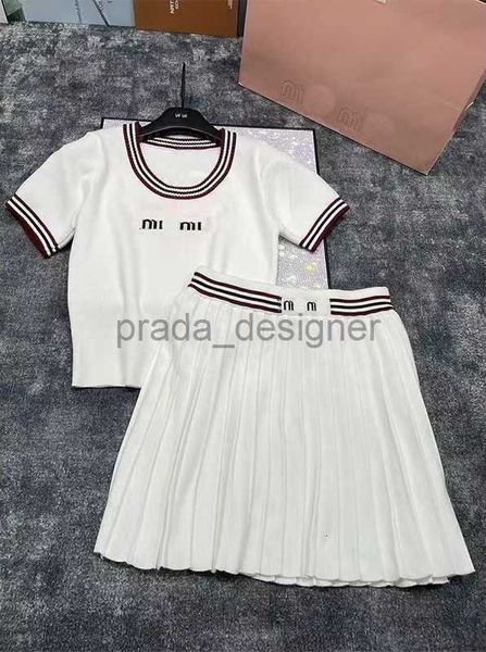 24ss mulheres de malha jumpers tops saias conjunto de luxo designer letras contraste cor tees saia plissada roupa elegante casual diário mulher malhas camisas vestido conjunto