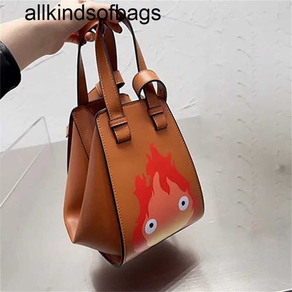 Borsa per amache Designer Loewwes Borsa a mano in vera pelle Howls Castle Calcifer Borsa Ghibli nuova Borsa per cartoni animati Borsa tote con fiamma crossover Hobo cuscino Palla di carbone fiC26J