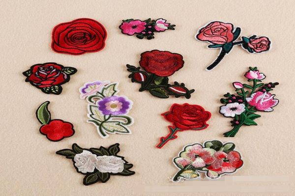 NEUE Eisen auf Patches DIY gestickte Patch Aufkleber für Kleidung Kleidung Stoff Abzeichen Nähen Rose Blumen rot weiß Design3552223