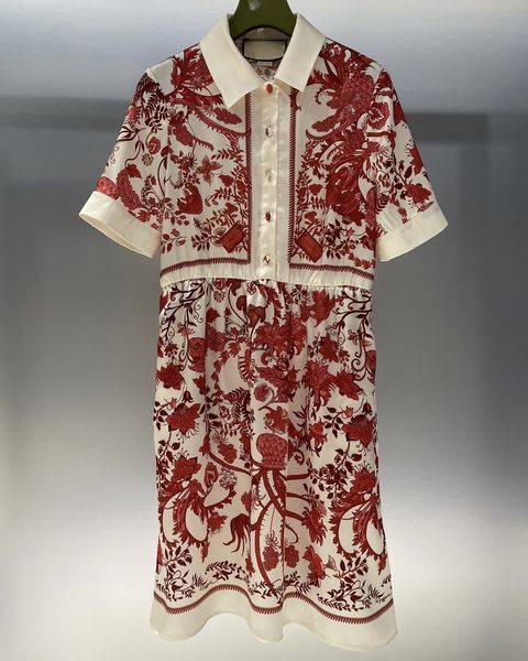 Europäische Mode, frühes Frühjahr, neues rotes Blumenmuster mit blauem und weißem Porzellan-Drachenmuster-Kleid