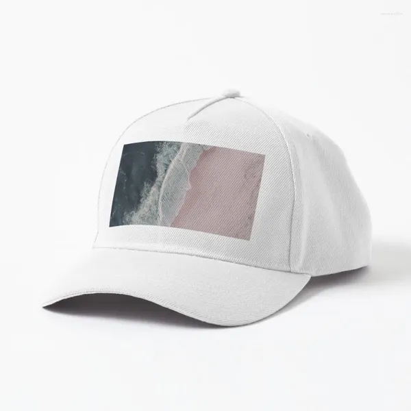 Cappellini con stampa aerea oceano spiaggia stampa onde di sabbia rosa che si infrangono mare blu scuro berretto da viaggio progettato e venduto da?Ingrid Beddoes