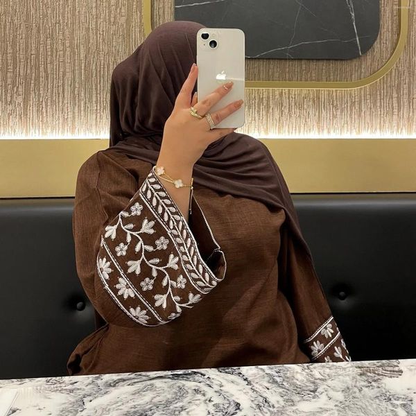 Abbigliamento etnico Abaya di lino chiuso Abito musulmano Ricamo floreale Abaya elegante con cintura per le donne Dubai Turchia Ramadan Islam Kaftan Hijab