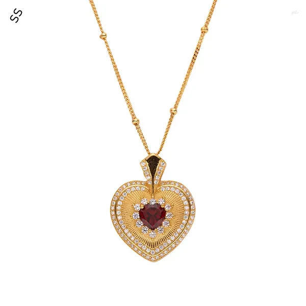 Collane con ciondolo Collana di gioielli di lusso retrò per abiti da donna Accessori di fascino intarsiato catena di cuore d'amore con pietra preziosa rossa granata naturale