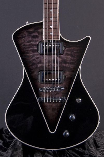 Custom Music Man Armada E-Gitarre mit schwarzer gesteppter Ahorndecke, Singlecut-Korpus, Mahagoni-Korpus, schwarze Rückseite, Bauchschnitt-Korpus, gebogene Dreieck-Inlays