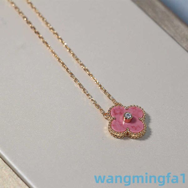 2024 Furgoni di design Quadrifoglio Cnc Lucky Four Leaf Grass Collana di diamanti con catena in pietra naturale rosa placcata femminile Mijin Lock Bone Chain