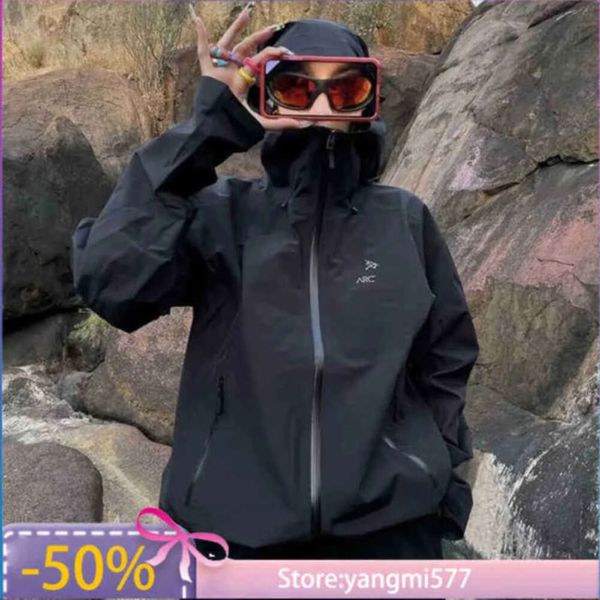 2024 Schwarze Jacke Herren Damen Arc Outdoor Wasserdichter Kapuzenmantel Gestickter Reißverschluss Nylonjacke Mode 995fff