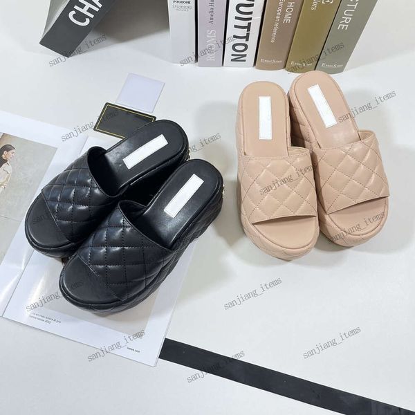 Damen-Plateau-Wedges, Hausschuhe, Kalbsleder, gestepptes Leder, Sandale, Pump-Heels, Schuhe mit goldenen Buchstabenschnallen, Designer-Flip-Flops, gepolsterte Pantoletten, eleganter Schuh, Sommer-Pantoletten