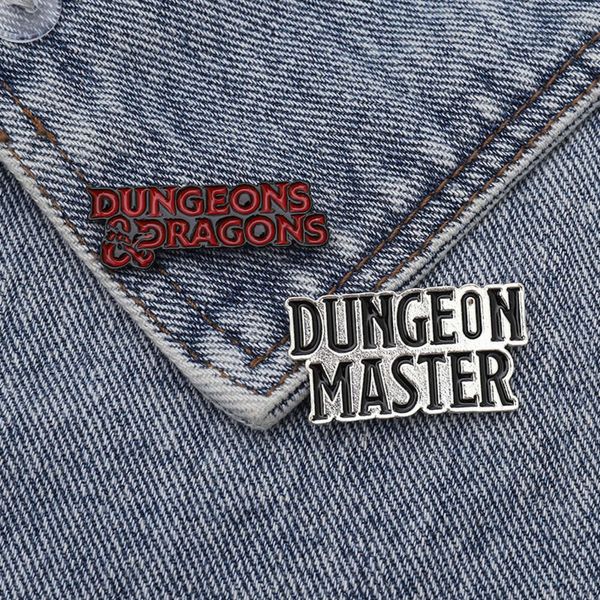 Dnd Master Dungeon and Dragon Emaille Buchstabe Brusttasche Kleidung Flip Collar Pin D20 Abzeichen