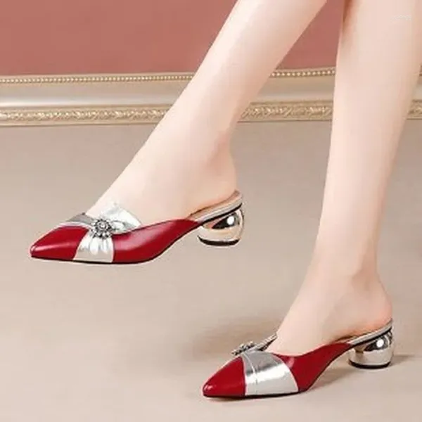 Chinelos Baotou Meio Salto Médio 2024 Verão Vermelho Moda Exterior Desgaste Grosso Cor Combinando Preguiçoso All-Match Sapatos Femininos