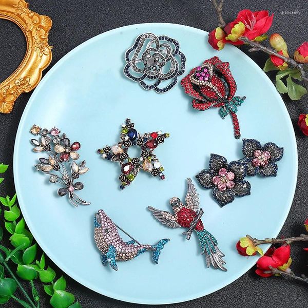 Broşlar zarif vintage tam kristal kuş çiçek rozetleri kadınlar için bayan palace retro zarif parlak butik tasarım pinler hediyesi