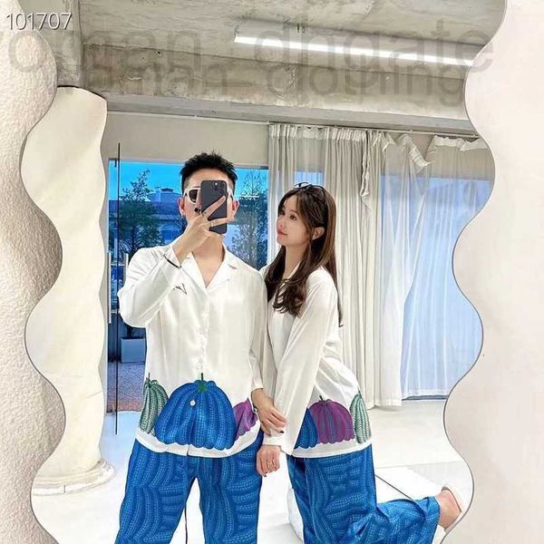 Kadınların İki Parçası Tasarımcı Tasarım Tasarımcısı High End Homewear Beyaz Set Çiftleri İlkbahar ve Sonbahar Uzun Kollu, Gerçek Buz Modaya Düzenli Pijamalar Erkekler Kadınlar AQA4