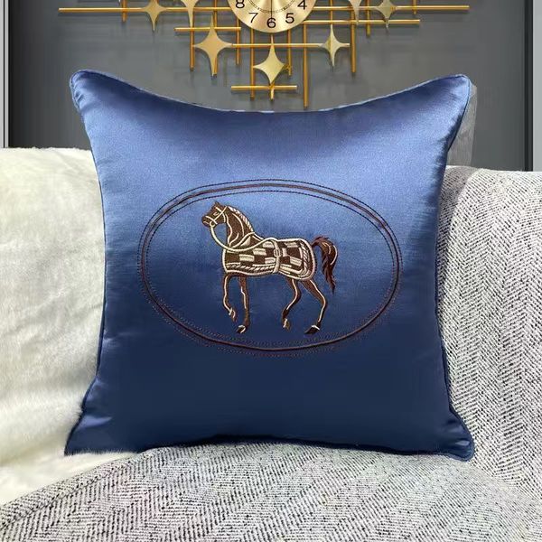 Tasarımcı Siyah Beyaz Atma Yastığı Klasik Mektup Logosu Baskılı Ev Yastığı Kapağı Minimalist Kanepe Dekorasyon Yastığı 45 * 45cm Yastık Çekirdek Çıkarılabilir01