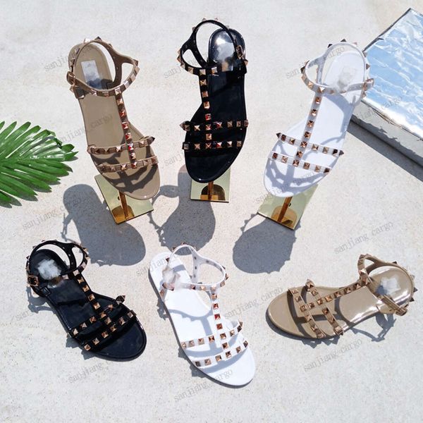 Mulheres Studs Sandálias Rebites Flip Flops Salto Plano T Correias Sapatos de Verão Nu Preto Branco Sexy Sandália De Couro De Marca De Luxo Senhoras Sapatos De Praia Chinelos