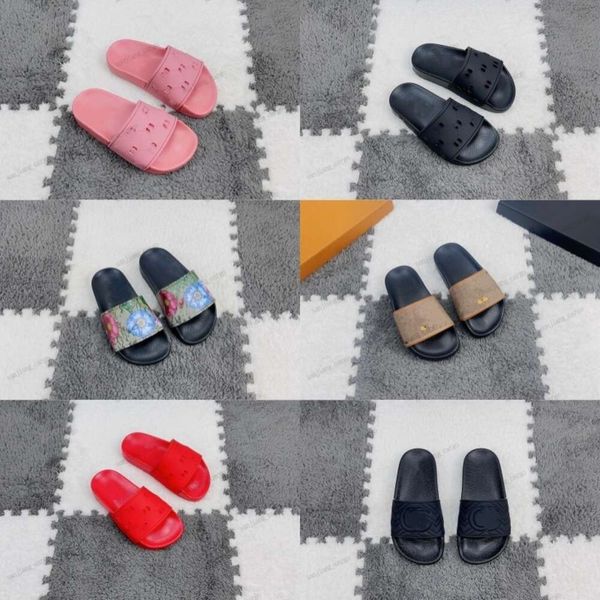 Designer Kids Chinelo Letra Recortada Sandálias Meninos Meninas G Letra Borracha Oca Out Slide Sandália Floral Verão Sapatos Praia Plana Piscina Slides Crianças Flip Flops Sliders