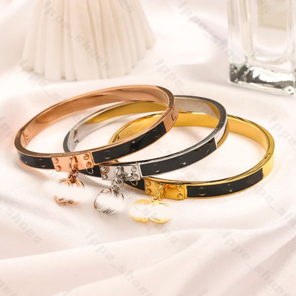 Bracciale con ciondoli chic di design: bracciale rigido da donna in oro con stampa di lettere - gioielli nuziali di lusso, acciaio inossidabile placcato oro 18 carati, regalo d'amore ideale per feste, matrimoni, compleanni