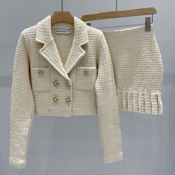 Conjunto de saia curta de designer, outono/inverno, gola polo francesa, mangas compridas, botão de diamante doce, casaco cardigã de malha, saia plus