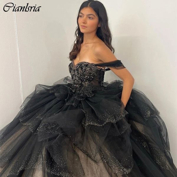 Abito da ballo con volant in cristallo nero glitterato Abiti stile Quinceanera con spalle scoperte Appliques che borda il corsetto Abiti da 15 anos