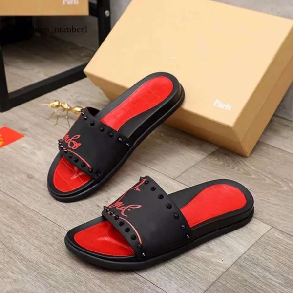 Fondo rosso UOMO Pantofole Uomo Classico Spike Punta piatta Sandalo scorrevole Suola in gomma spessa Pantofola Borchie Scivoli Piattaforma Ciabatte Scarpe moda casual estive 321