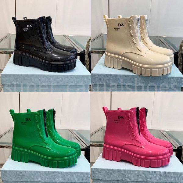 Botas de desenhista Botas de chuva Mulheres Triângulo Logo Ankle Boots EVA Borracha Plataforma Rainboots Marrom Verde Brilhante Rosa Preto Sapatos de Luxo Sapatilhas