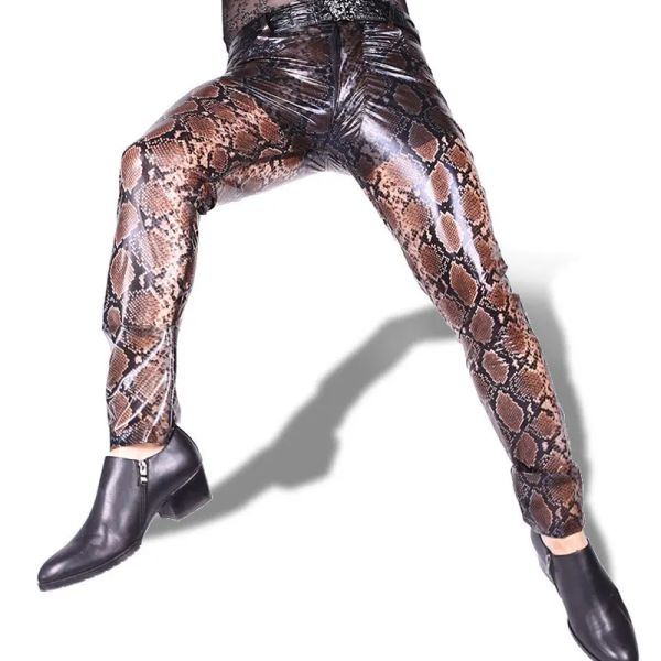 Сексуальные мужские брюки больших размеров со змеиным леопардовым принтом, эластичные узкие брюки-карандаш из искусственной кожи, прозрачные глянцевые сценические узкие брюки, одежда для геев F118