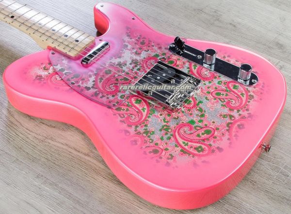 Özel Brad Pembe Çiçek Paisley Elektro Gitar Akçaağaç Boyun Klavye, Siyah Dot Kakma, Chrome 3 Saddles Köprüsü, Clear Pickguard Vintage Tunres