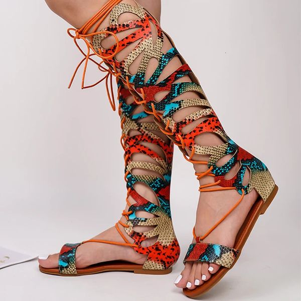 Женские модные сандалии на плоской подошве с открытым носком, противоскользящие повседневные ботинки с круглым носком и ремешком до колена, уличные крутые летние ботинки 240226