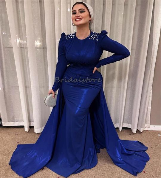 Königsblaues arabisches Dubai-Abendkleid mit Überrock-Schleppe, elegantes muslimisches Meerjungfrau-Abschlussballkleid, perlenbesetzt, langärmlig, formelles Partykleid, Robe De Soiree 2024, Vestios De Fiesta