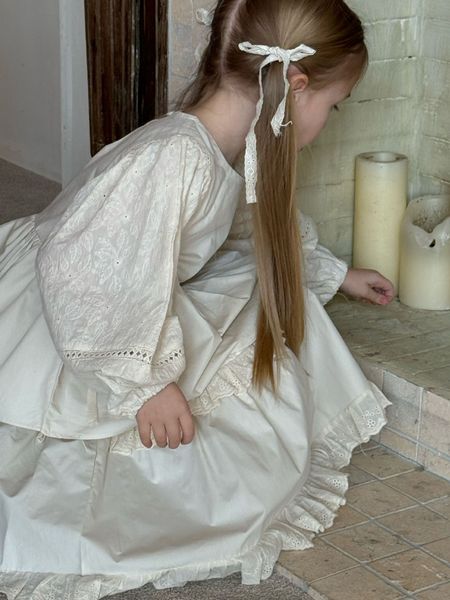 Ragazze in pizzo cavo ricamato set di vestiti per bambini allacciati Archi manica a sbuffo camicetta a strati gonna falbala 2 pezzi 2024 primavera bambini abiti da principessa Z6965