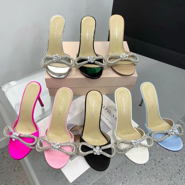 Mach Mach Designer-Sandalen für Damen mit Absatz. Mach-Pantoletten mit Satinschleife und Kristallverzierung. Hausschuhe. Abendschuhe. Stiletto-Absätze mit Strasssteinen. Klarer PVC-Damenabsatz