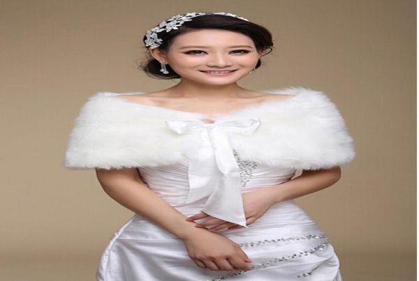 2016 Nuovi involucri da sposa Accessori per spose Coprispalle da sposa corto Pelliccia sintetica Bolero da sposa economico per abiti da cerimonia Giacca9109658