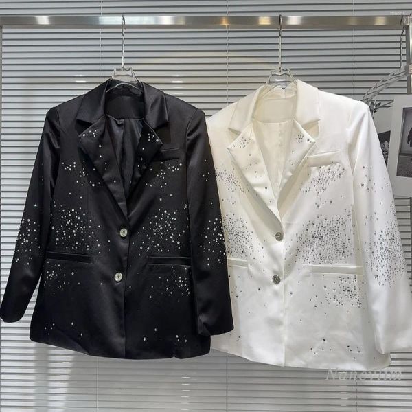 Abiti da donna 2024 Primavera Blazer in raso da donna Modello con strass lucidi Abito da lavoro industriale pesante Cappotto su misura Bianco Nero