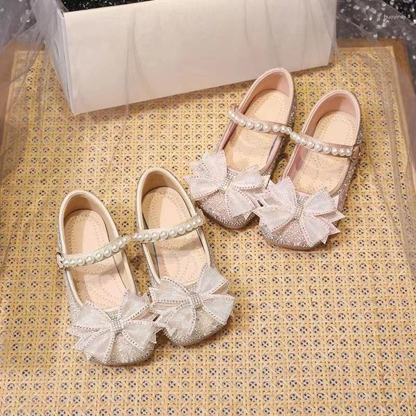 Sandalen Mädchen Glasschuhe 2024 Frühling und Herbst Baby Mädchen Weiche Unterseite Bogen Perle Kleines Mädchen Ausländisch