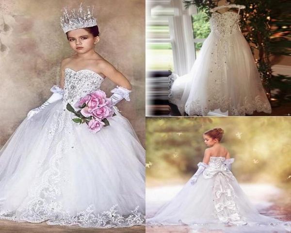 Weiße Prinzessin-Ballkleid-Blumenmädchenkleider 2021, glitzernde Kristalle, Perlen, trägerlos, für Kinder, formelles Festzug-Partykleid, Spitze appliziert 3105320