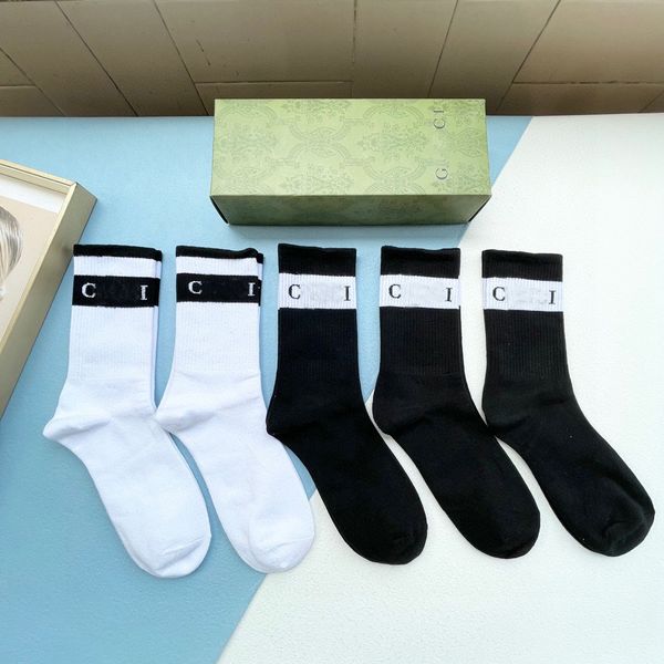 Top-Designer-Socken für Herren und Damen, schwarz und weiß, abwechselnd hohe Sportsocken, klassische und bequeme Socken aus reiner Baumwolle, 5 Paar pro Box, Strumpfwaren und Unterwäsche