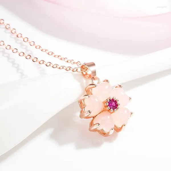 Collane con ciondolo Collana di fiori di cristallo rosa chiaro placcato oro rosa elegante e squisita per gioielli di anniversario di regalo di compleanno per donne