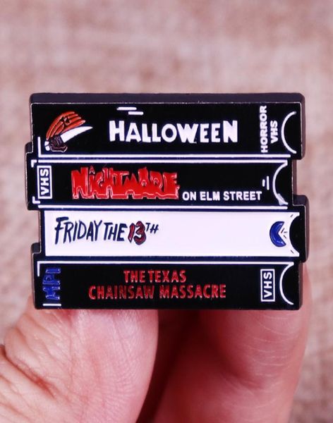 Collezione di film horror Videocassetta Spilla smaltata Film di Halloween Nastri VHS Distintivo Spilla Zaino Decorazione Gioielli5323178