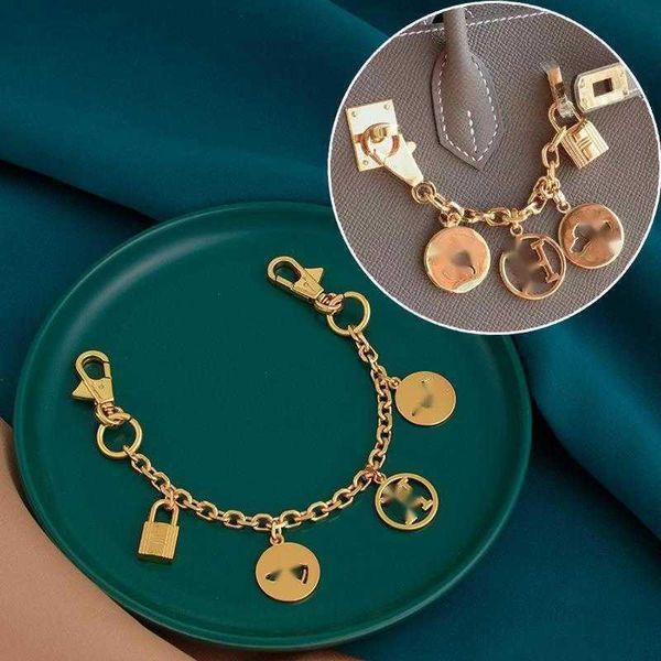 Designer de luxo chaveiro moda clássico marca chave saco decorativo corrente acessórios corrente de ouro pingente saco feminino acessório olga pingente de metal