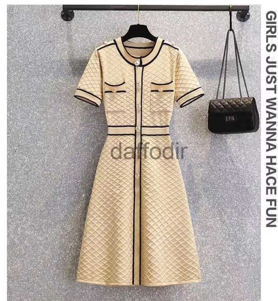 Vestidos Casuais Básicos Designers Mulheres Outono / Inverno Novo Ligeiramente Gordo MM Único Breasted Brilhante Cintura De Seda Emagrecimento Idade Reduzindo Cintura Cobrindo Vestido 240304