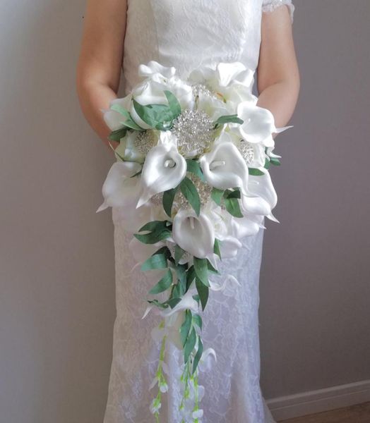 Wasserfall-Hochzeitsstrauß, künstliche Hochzeitsblumen, Elfenbeinrose mit grünen Blättern, kaskadierende Blumensträuße von Mariage6928137