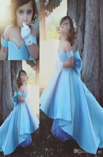 Süße blaue schulterfreie Mädchen-Festzug-Kleider für Kinder, große Schleife, Satin, High-Low-Blumenmädchenkleider für Hochzeit, Kindergeburtstag, Par6819571