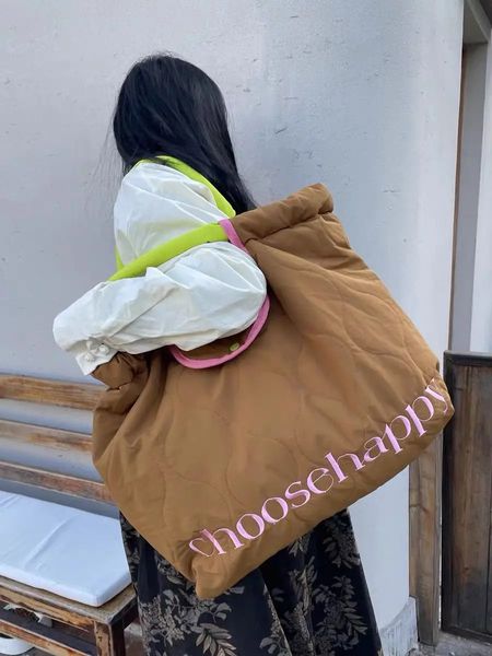 Koreanische Mode Gepolsterte Handtasche Frauen Winter Große Schulter Tasche Große Kapazität Kissen Umhängetaschen Leichte Brief Shopper Taschen 240226