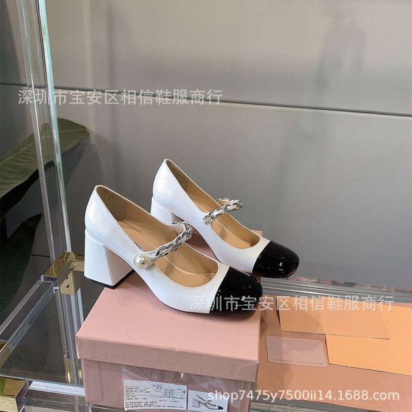 Sandali Scarpe eleganti Versione alta Miao Mary Zhen Colore bianco e nero abbinato Singolo per donna Catena Perla Punta quadrata Coreano alla moda